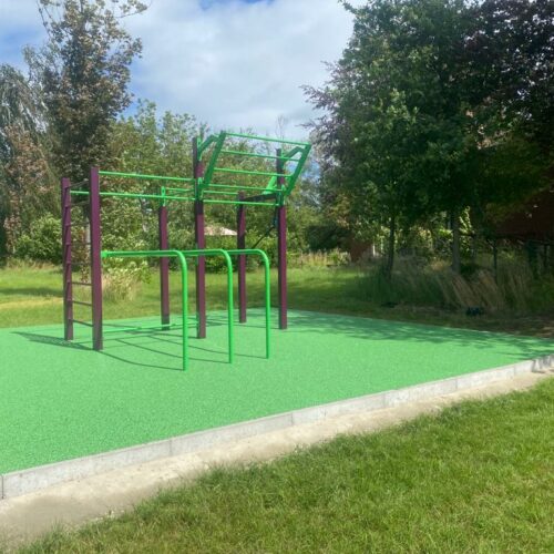 Rubberen gietvloer (EPDM) 7 Dankzij de unieke samenstelling van EPDM-rubber zijn onze gietvloeren voor buiten fitness en speelplaatsen niet alleen flexibel en comfortabel, maar ook bestand tegen UV-straling, ozon en temperatuurschommelingen, waardoor ze jarenlang meegaan.